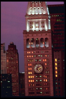 Часы на башне в центре города Нью-Йорк