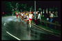 Женский марафон на улицах Нью-Йорка. Бег по мокрых улицах