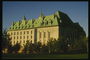 A estrutura do século 20 arquitetos canadenses de pedra castanho-claro e verde cobre