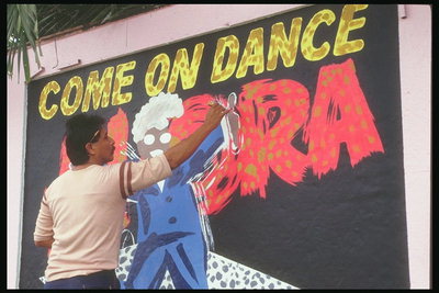 Un jeune homme dans un graffiti leçon passe son temps libre