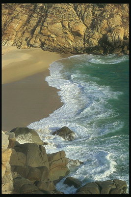 沿海海浪对墨西哥海湾的岩石跳动