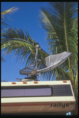 Ang paparabola antena sa bubong ng bahay mobile
