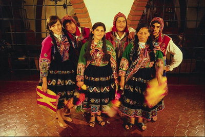 Un grup de femei poartă costume