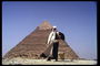 Бедуїнів на тлі піраміди