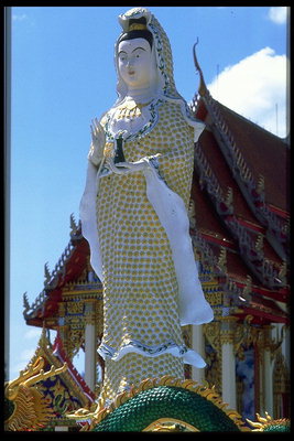 Statue žensk pred templjem