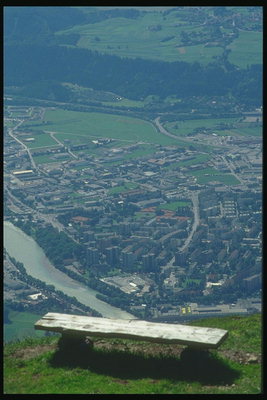 Austria. City într-o vale de munte. Banc de la vârf de munte