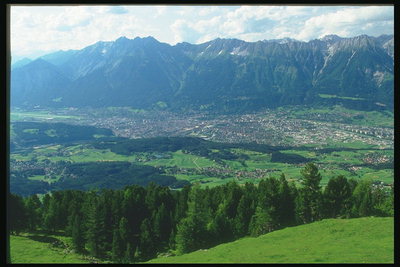 Austrijā. Skats uz kalniem un ieleju no augšas