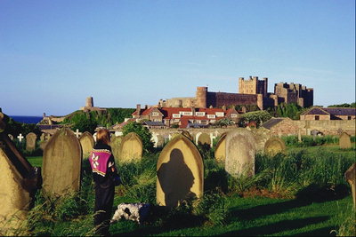 Кладовищі за містом. Вид на фортецю
