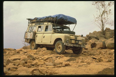 石头是没有问题的沙漠。 旅行穿过沙漠车