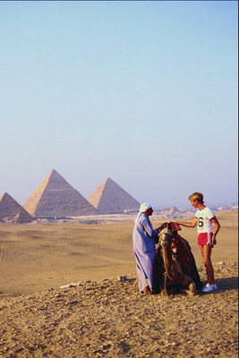 金字塔在沙漠中