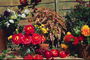 Осіння композиція з квітів і фруктів