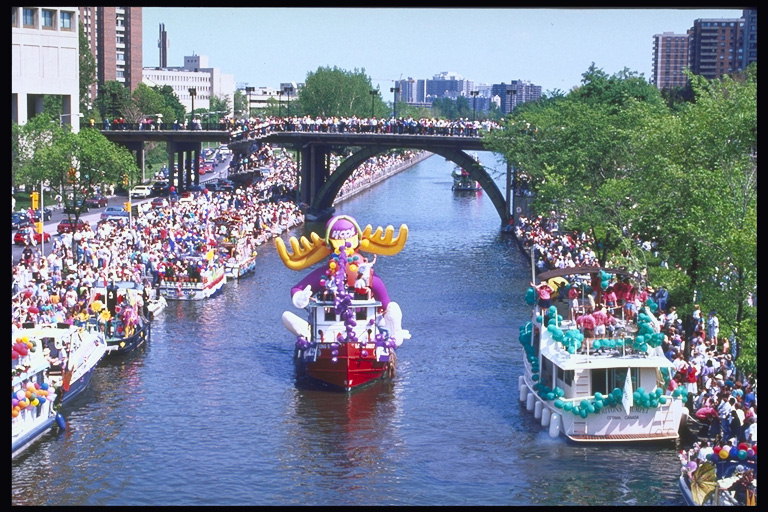 Festival. Rzeka, łodzią, most