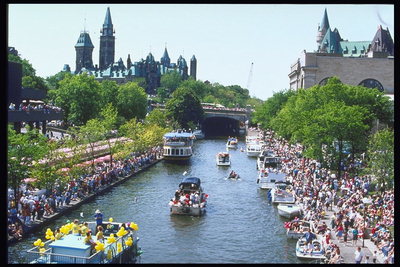 Festival. Die Boote, der Fluss, an dem Menschenmengen