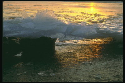 Paysage d\'hiver. Ice. River. Le soleil couchant reflets
