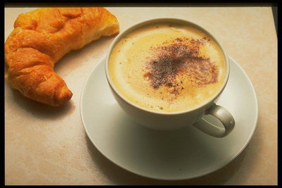 Kape latte at croissant