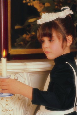 Дівчинка зі свічкою в руці