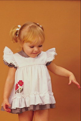 La pequeña niña de cabello rojo