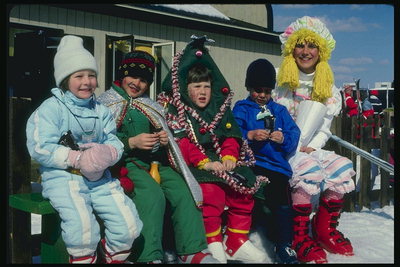 Діти у новорічних костюмах
