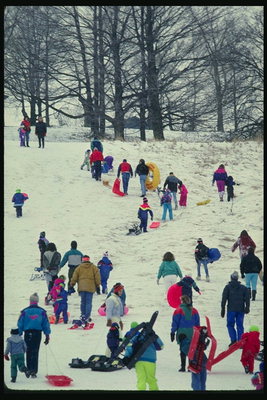 Діти і дорослі на сніжної гірці