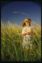 Дівчинка у високій траві