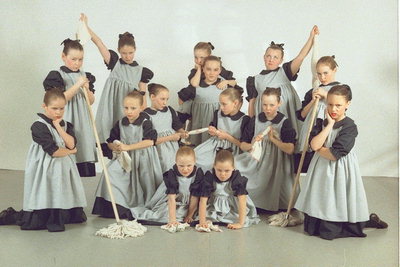 Mergaičių formas su Wycierać, ir drabužius savo rankose