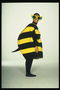 Дівчина в веселому костюмі бджілки