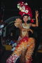 Жінка в карнавальних костюмах. Мереживна спідниця і буси