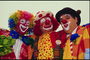 Клоуни в різнобарвних, яскравих костюмах