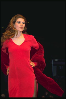 Rochie lunga de culoare roşie, cu o tăietură la coapsă