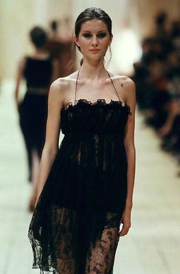 黒のモチーフのドレス
