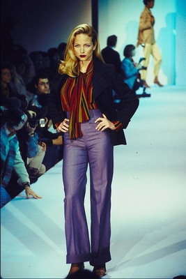 Світло-фіолетові брюки і бордовий сорочка в смужку