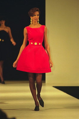 रसीला स्कर्ट के साथ जीवंत लाल पोशाक