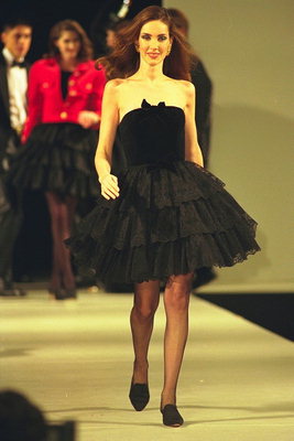 रसीला स्कर्ट के साथ काले पोशाक