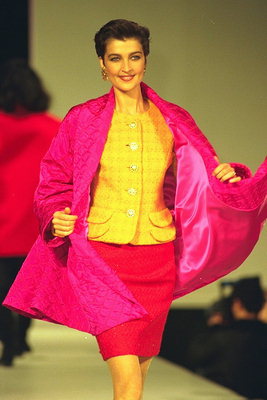 Малинового кольору полу пальто та червона спідниця в поєднанні з жовтим піджаком