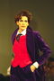 Фіолетовий оксамитовий костюм і червоний жилет