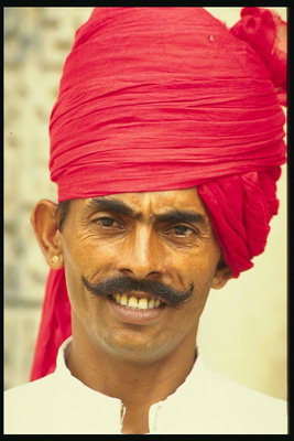 Człowiek w różowym turbans