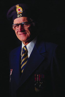 Un om în uniformă cu onoruri militare