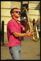Чоловік з золотавим саксофоном