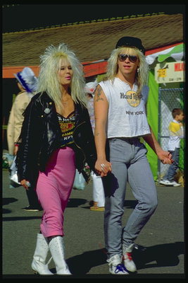 İki Blondes şehir yürüyüş vardır