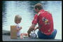 Тато з донькою пускають кораблики на воді