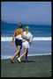 Хлопець з дівчиною гуляє на березі моря