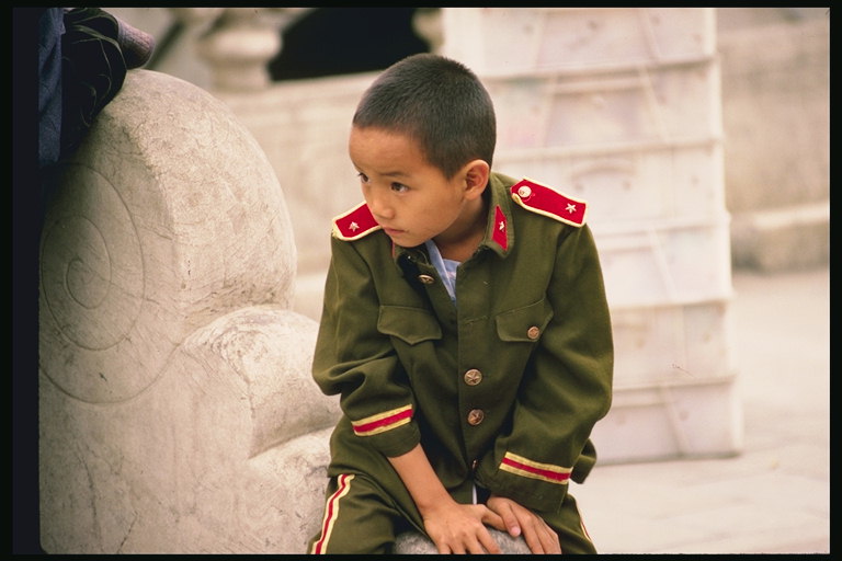 Хлопчик у військовій формі