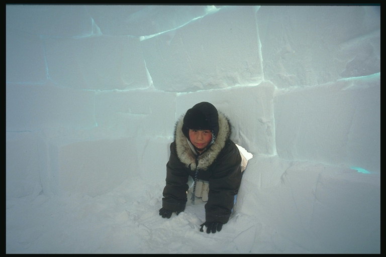 Дитина в будинку зі снігових блоків