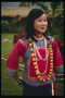Дівчина в національному костюмі з бусами з перлів і квітів