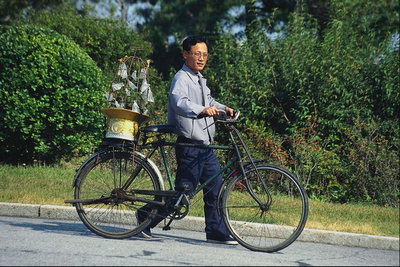 Un om care desfăşoară o bicicletă design