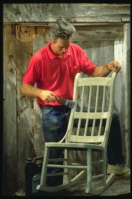 Un om vopsele un scaun