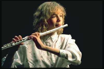 Ea joacă de flaut