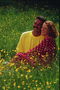 Дівчина з хлопцем милуються квітковим полем