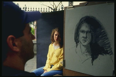 Designer. În procesul de pictat un portret al unei fete