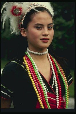 Girl in costum naţional decorate cu pene si margele